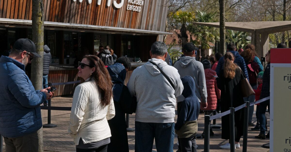 Visitors queueing at the wooden ARTIS entrance building in Amsterdam